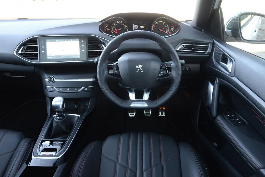 Торпедо Peugeot 308 GT Line 2017 года  (UK) (фото 13 из 13)